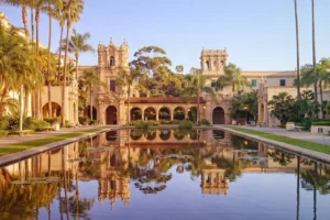A pond of water in front of a beautifuk building